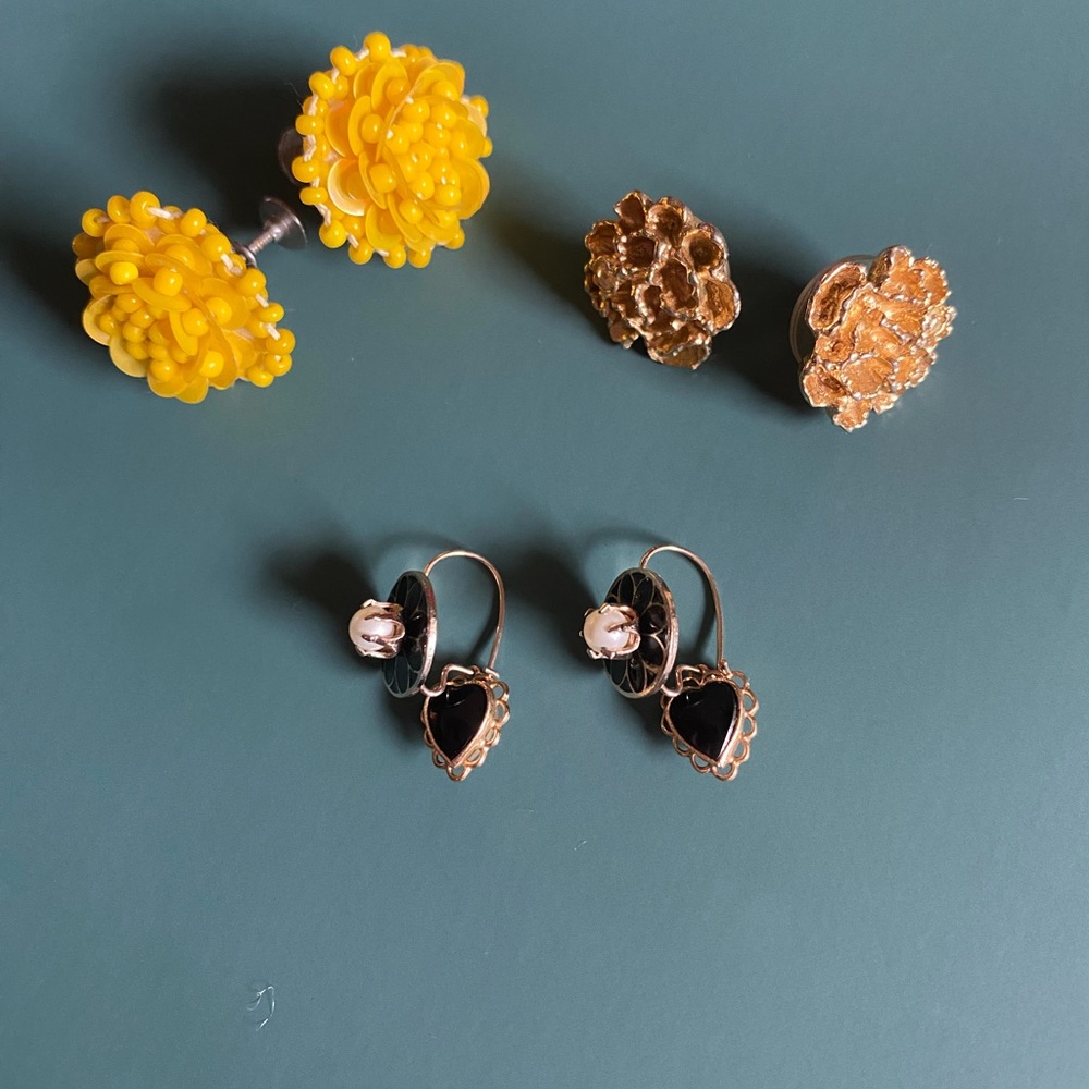Elegant Black and Gold Earrings Set